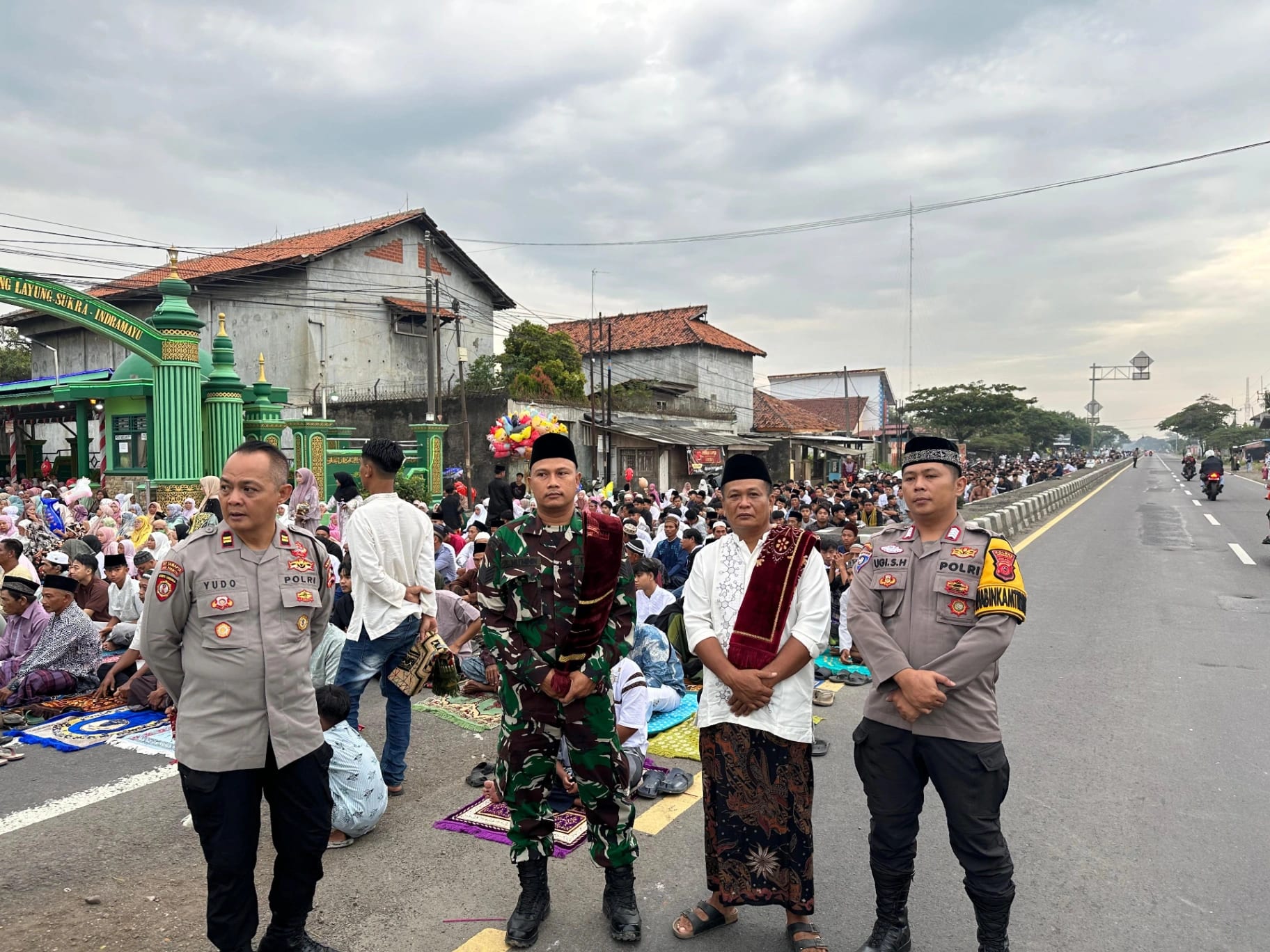 Babinsa Ahmad Mu’minin Bersinergi dengan Mabes Polri, Pengamanan Salat Id di Karanglayung Berlangsung Ketat dan Kondusif