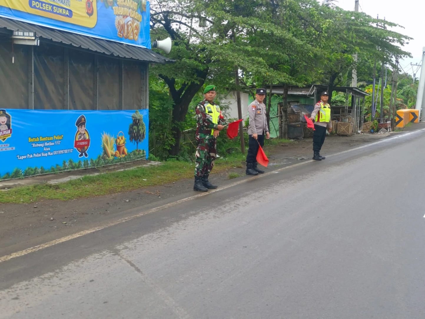 Babinsa Bambang dan Aparat Gabungan Siaga di Jembatan Sewo, Arus Mudik Lebaran Terpantau Aman dan Lancar