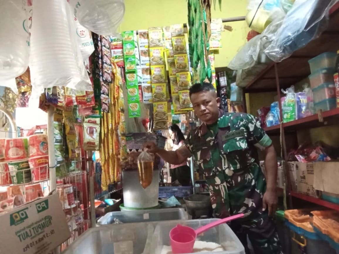 Babinsa Muksin Turun Langsung Cek Harga Sembako, Sejumlah Komoditas di Krangkeng Mulai Merangkak Naik Jelang Lebaran