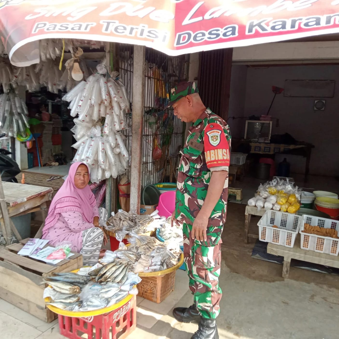 Babinsa Sanudin Sidak Harga Sembako di Pasar Terisi, Temukan Fluktuasi Jelang Lebaran