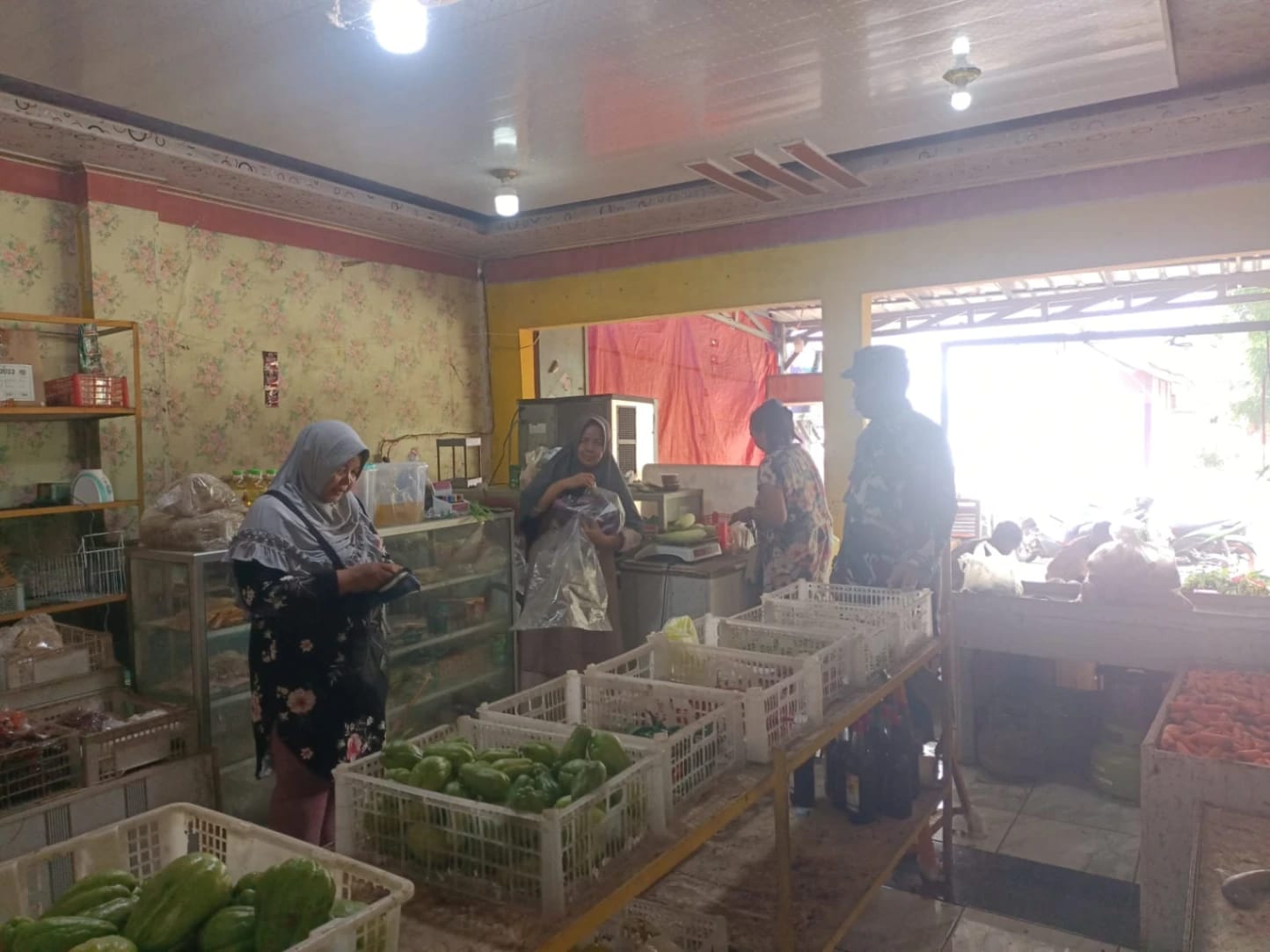 Babinsa Koramil Terisi Terjun ke Pasar, Harga Sembako di Cikedung Terpantau Stabil