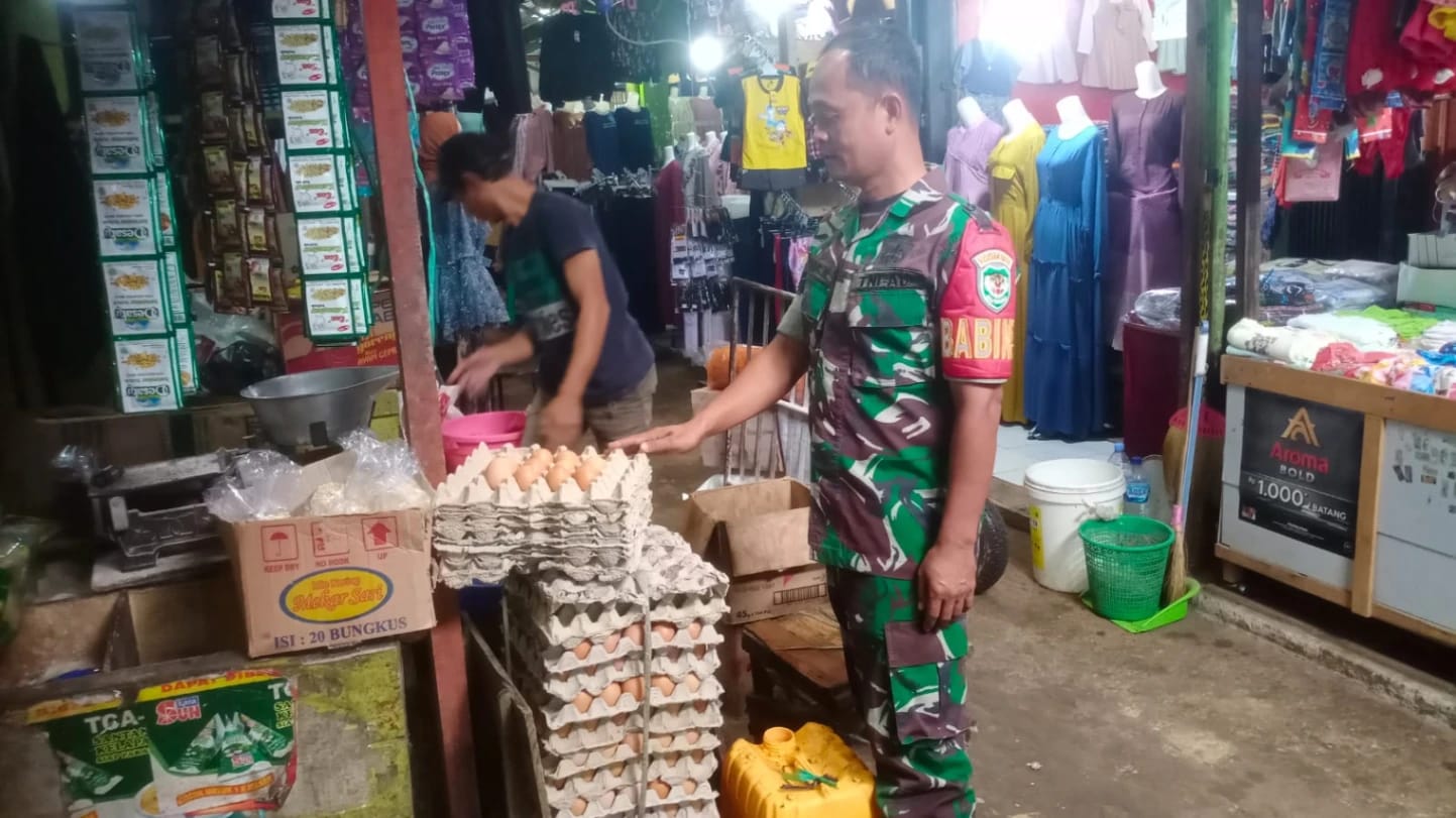 Babinsa Haurgeulis Pantau Harga Sembako, Daging Sapi Terpantau Naik