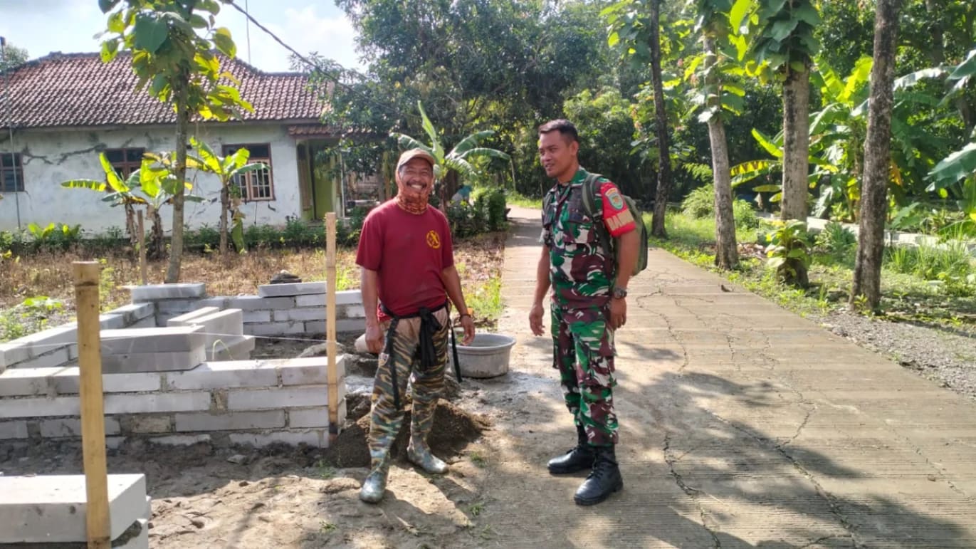 Sertu Edi Chaerudin Perkuat Kedekatan dengan Warga! Komsos di Desa Sliyeg Bahas Keamanan hingga Pertanian