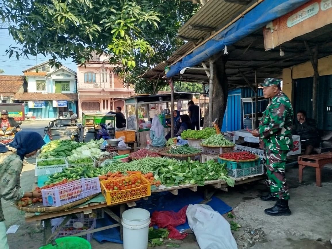 Serka Sudono Monitoring Harga Sembako di Krangkeng, Mayoritas Komoditas Alami Kenaikan