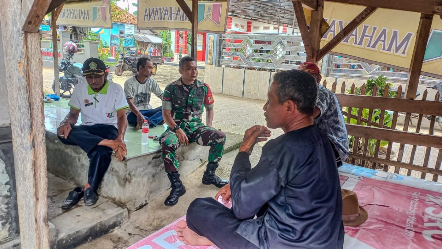 Babinsa Mekargading Kopda Budi Utomo Perkuat Komsos, Ajak Petani Jaga Irigasi dan Produktivitas