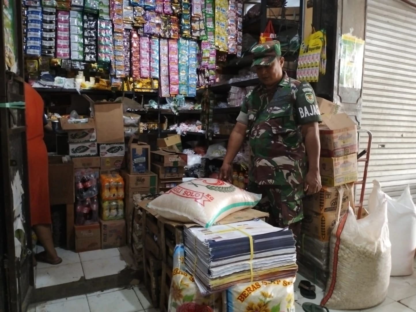 Babinsa Sertu Kadani Gerak Cepat! Harga Sembako di Pasar Singakerta 