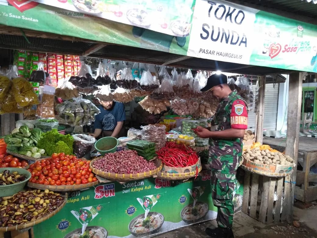 Babinsa Turun Tangan! Harga Sembako di Haurgeulis Bergejolak, Ini Temuan Terbaru di Lapangan