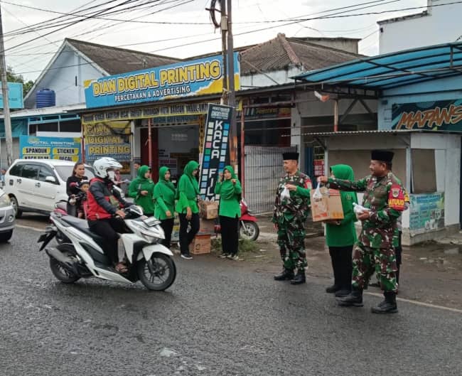 Koramil 1614 Anjatan Bagikan 500 Takjil Gratis kepada Masyarakat