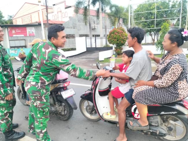 Koramil 1615 Haurgeulis Tebar Kepedulian, Ribuan Takjil Dibagikan ke Warga