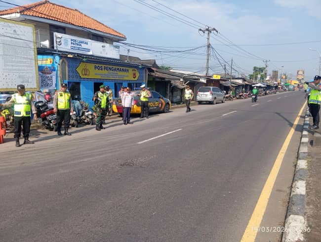 Anggota Koramil Anjatan Gelar Apel Pos PAM Lebaran di Pasar Patrol dan Pos Sewo, Pengamanan Arus Mudik Diperketat