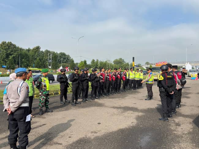 Babinsa Serka Tardi Bersama Aparat Gabungan Amankan Arus Mudik di Rest Area KM 130 Tol Cipali