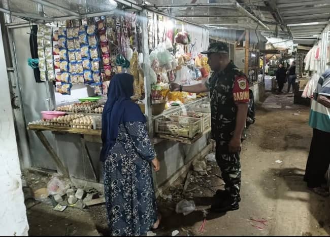 Babinsa Haurgeulis Sigap! Harga Sembako Berfluktuasi, Warga Diminta Waspada Perubahan Pasar