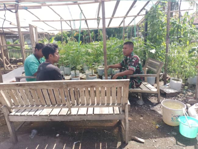 Babinsa Serma Solihin Turun ke Warga, Perkuat Silaturahmi dan Jaga Kondusivitas Cikedunglor