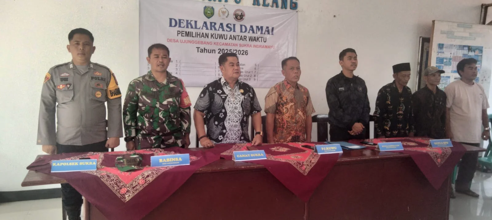 Babinsa Ujunggebang Kawal Deklarasi Damai Pemilihan Kuwu PAW di Sukra Indramayu