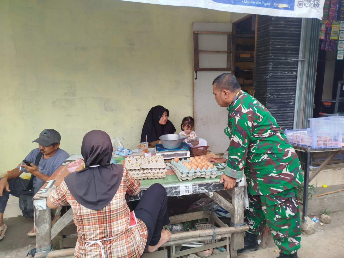 Babinsa Koramil 1610/Krangkeng Monitoring Harga Sembako di Pasar Singakerta