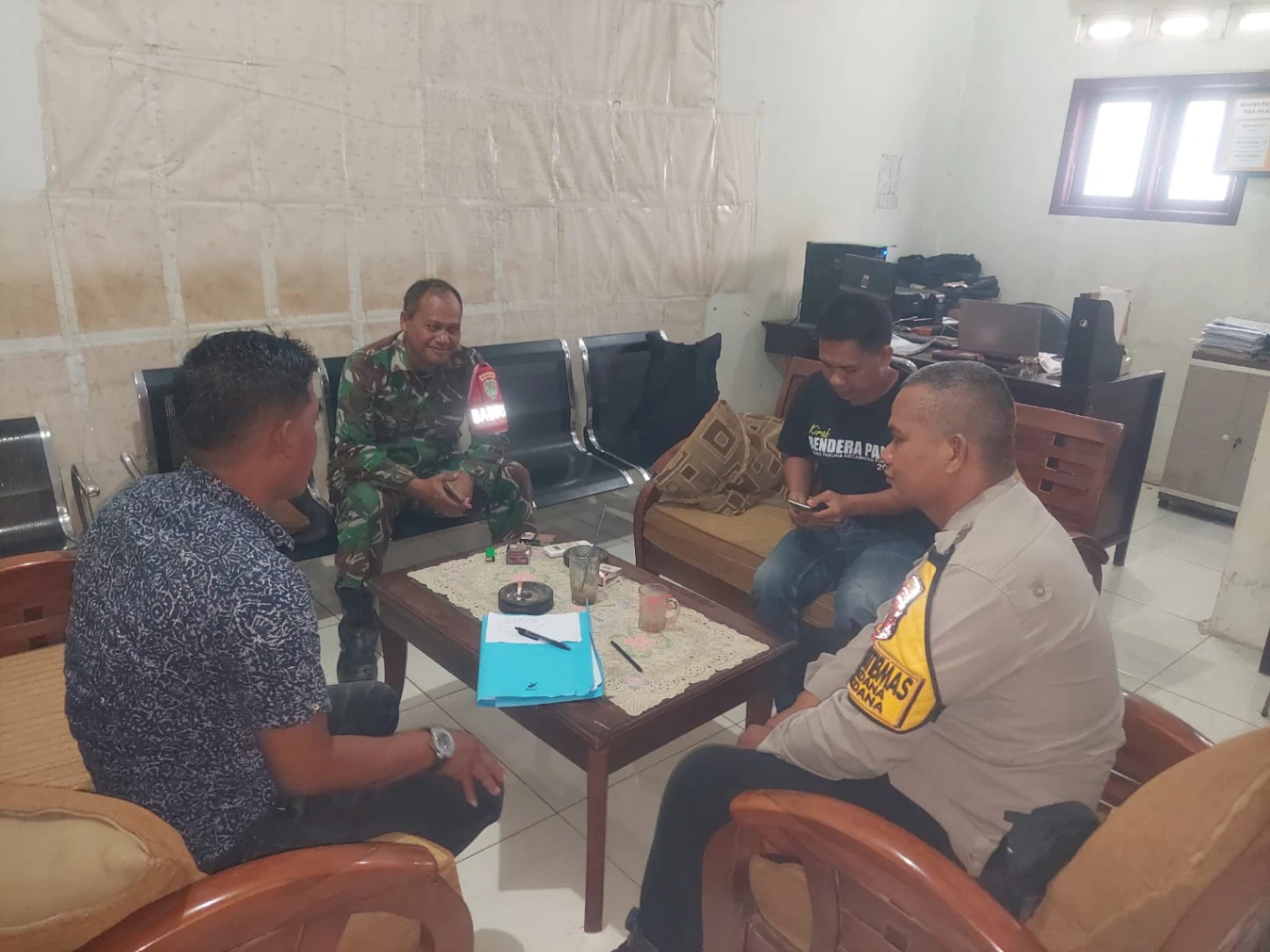 Babinsa Koramil Tukdana Gelar Komsos dengan Tokoh Masyarakat di Desa Tukdana