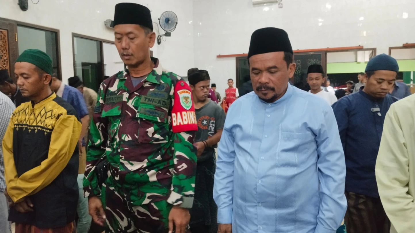 Babinsa Serka Budiarto Hadiri Buka Puasa Bersama dan Tarawih Keliling di Desa Pawidean