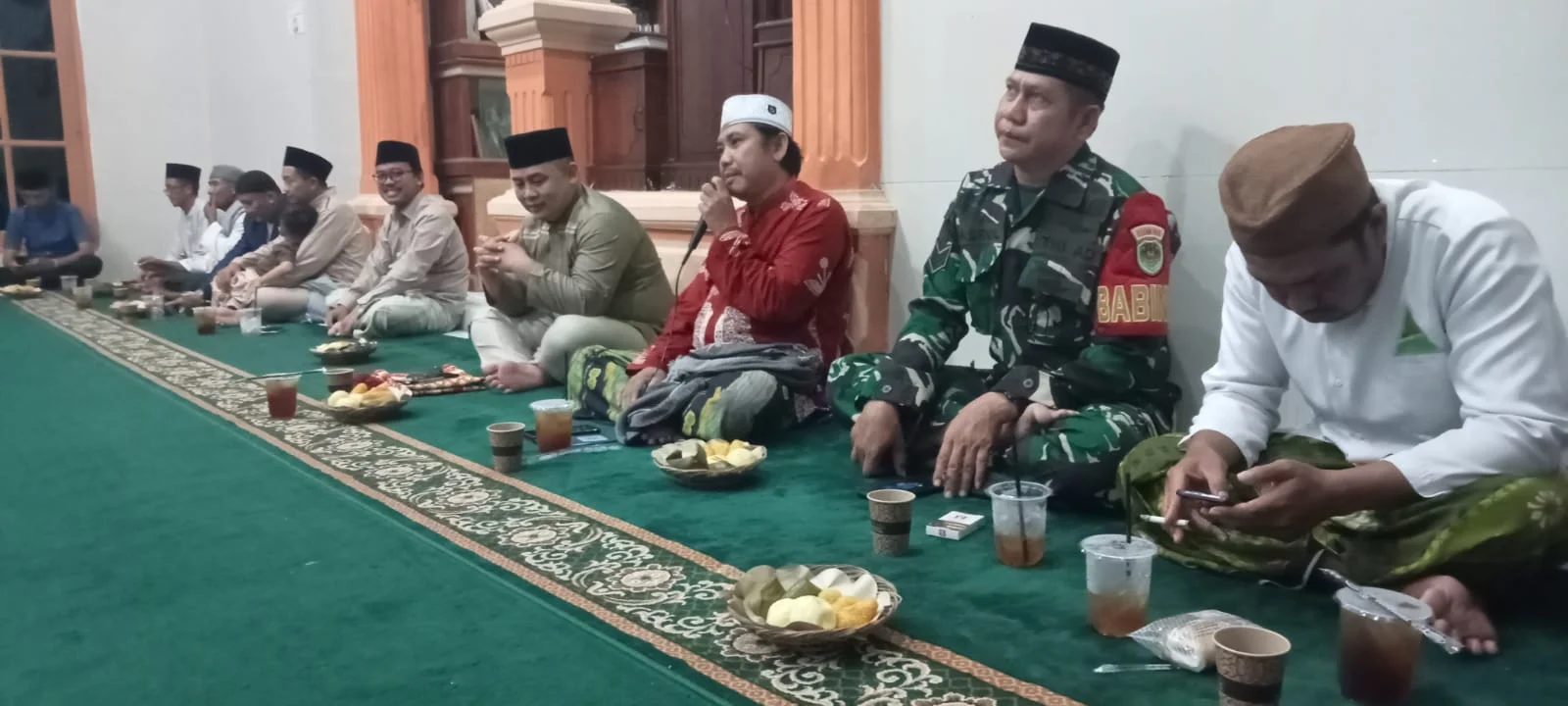 Babinsa Serka Hasrul Hadiri Tarawih Keliling Kecamatan Gantar di Masjid Ar Rahman Desa Sanca