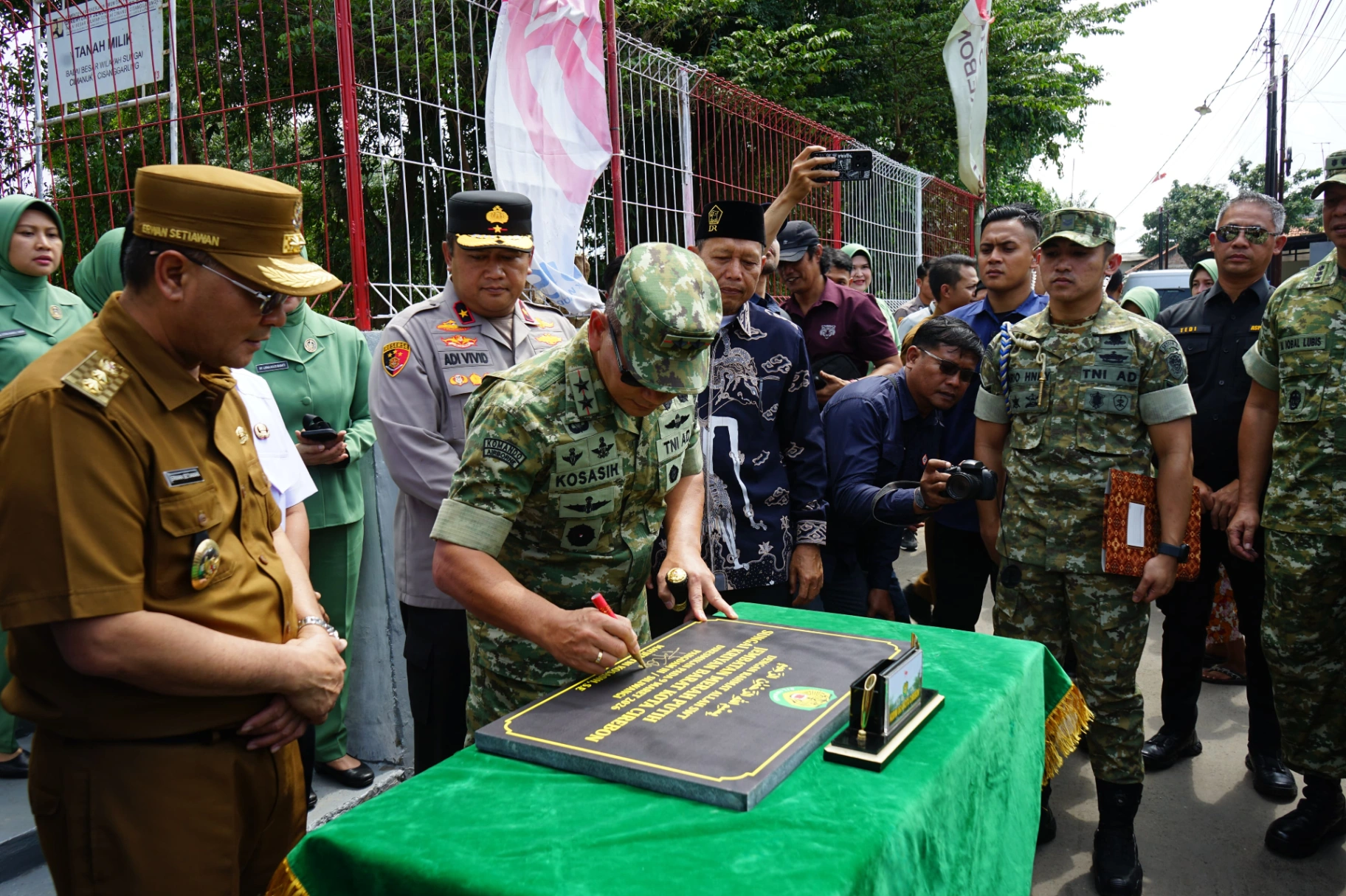 Danrem 063/SGJ Dampingi Pangdam III/Siliwangi Resmikan Jembatan Gantung Garuda Merah Putih di Kota Cirebon