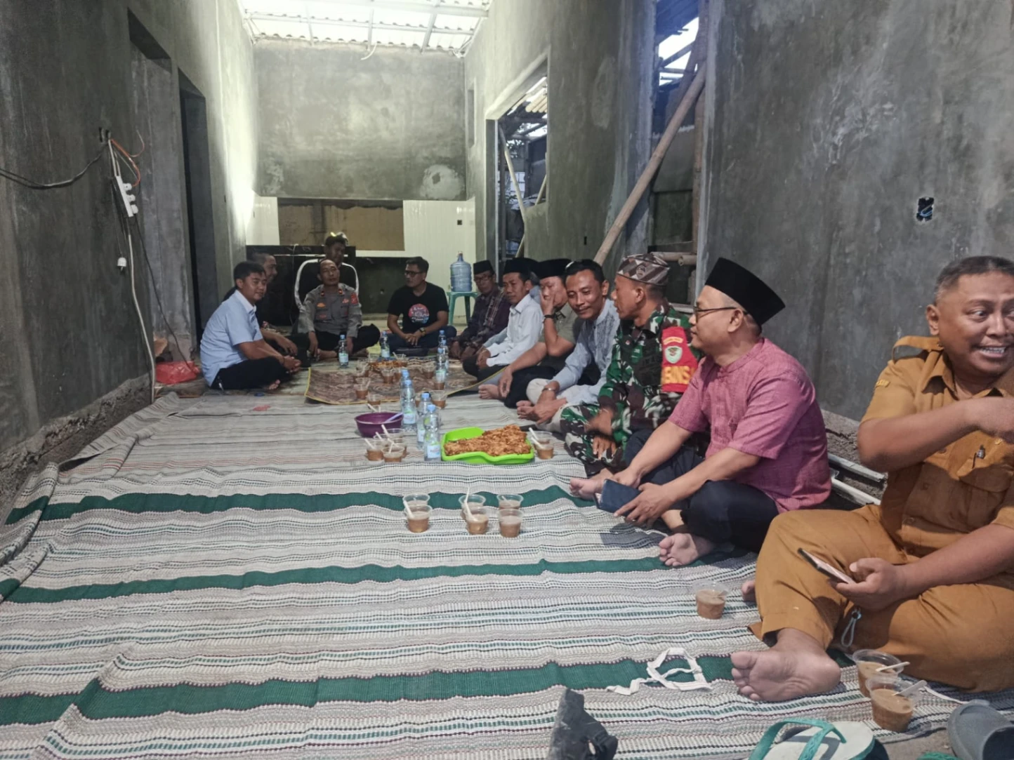 Babinsa Hadiri Buka Puasa Bersama dan Tarawih Keliling Forkopimcam Patrol di Desa Sukahaji