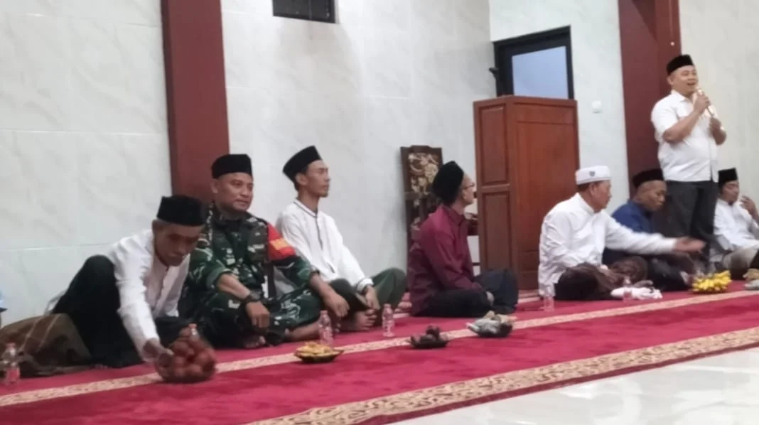 Babinsa Mekarwaru Kawal Tarling Tingkat Kecamatan Gantar di Masjid Al-Hikmah, Puluhan Jemaah Hadiri Kegiatan