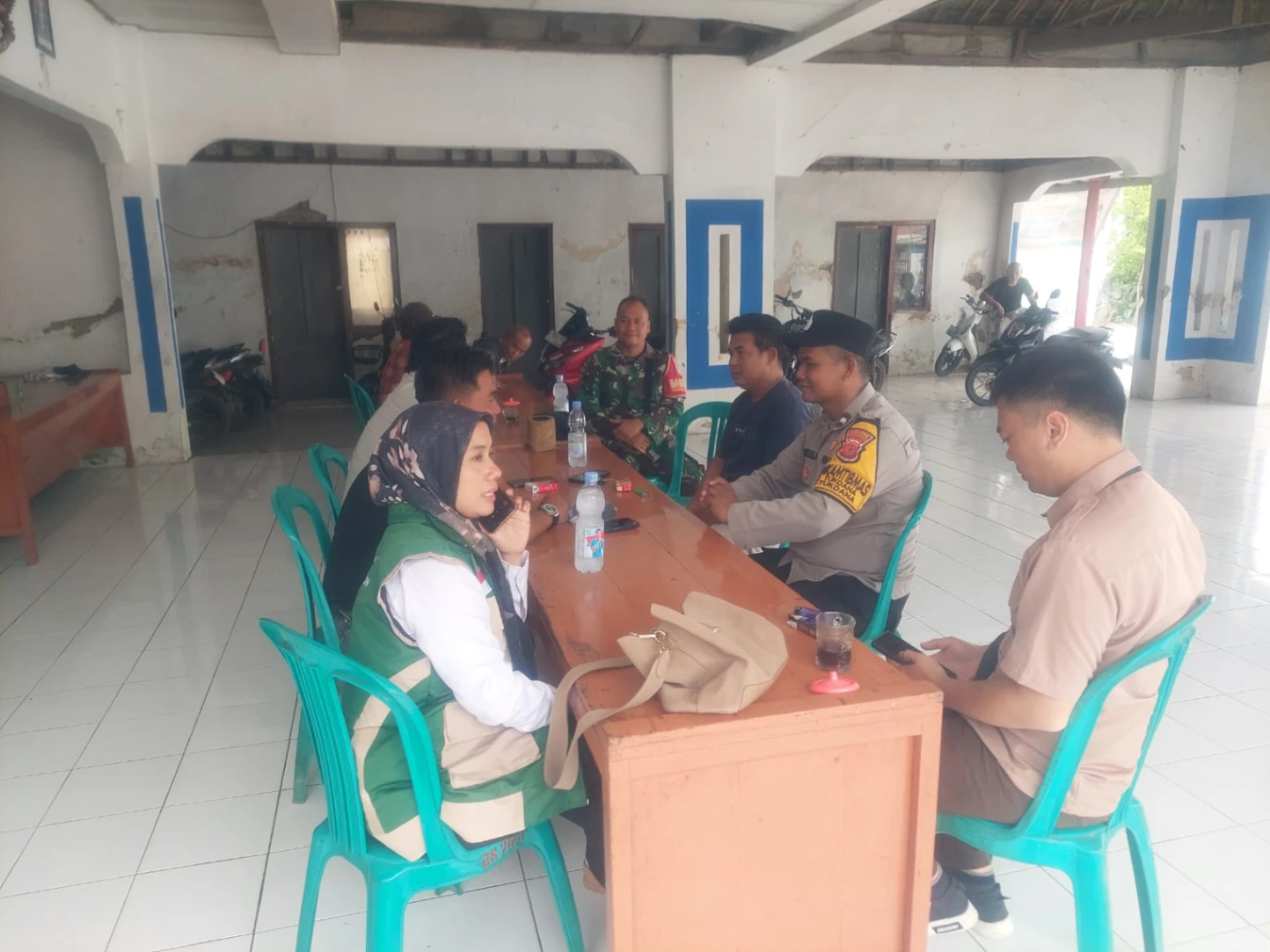 Babinsa Serka Sokirin Perkuat Kedekatan TNI dan Warga, Gelar Komsos Bersama Tokoh Masyarakat Desa Sukadana