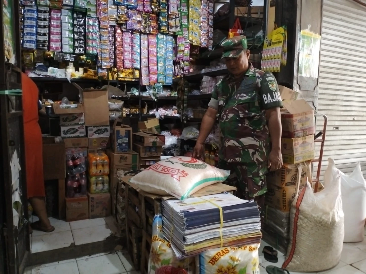 Babinsa Sertu Kadani Gerak Cepat! Harga Sembako di Pasar Singakerta 