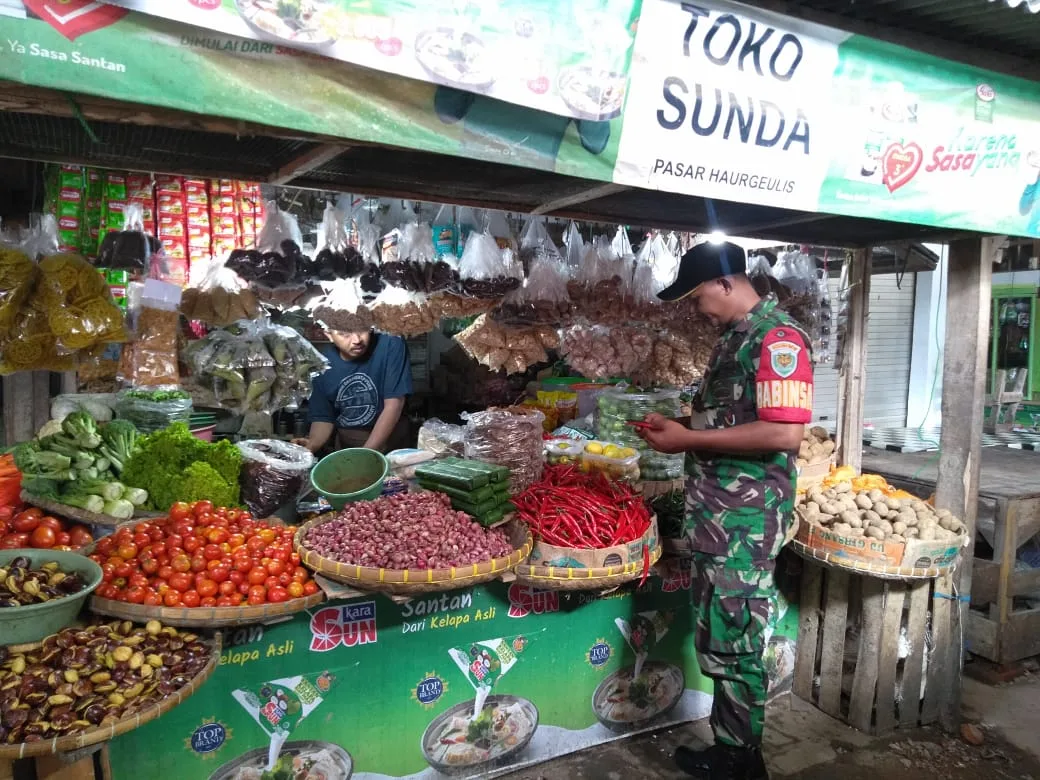 Babinsa Turun Tangan! Harga Sembako di Haurgeulis Bergejolak, Ini Temuan Terbaru di Lapangan