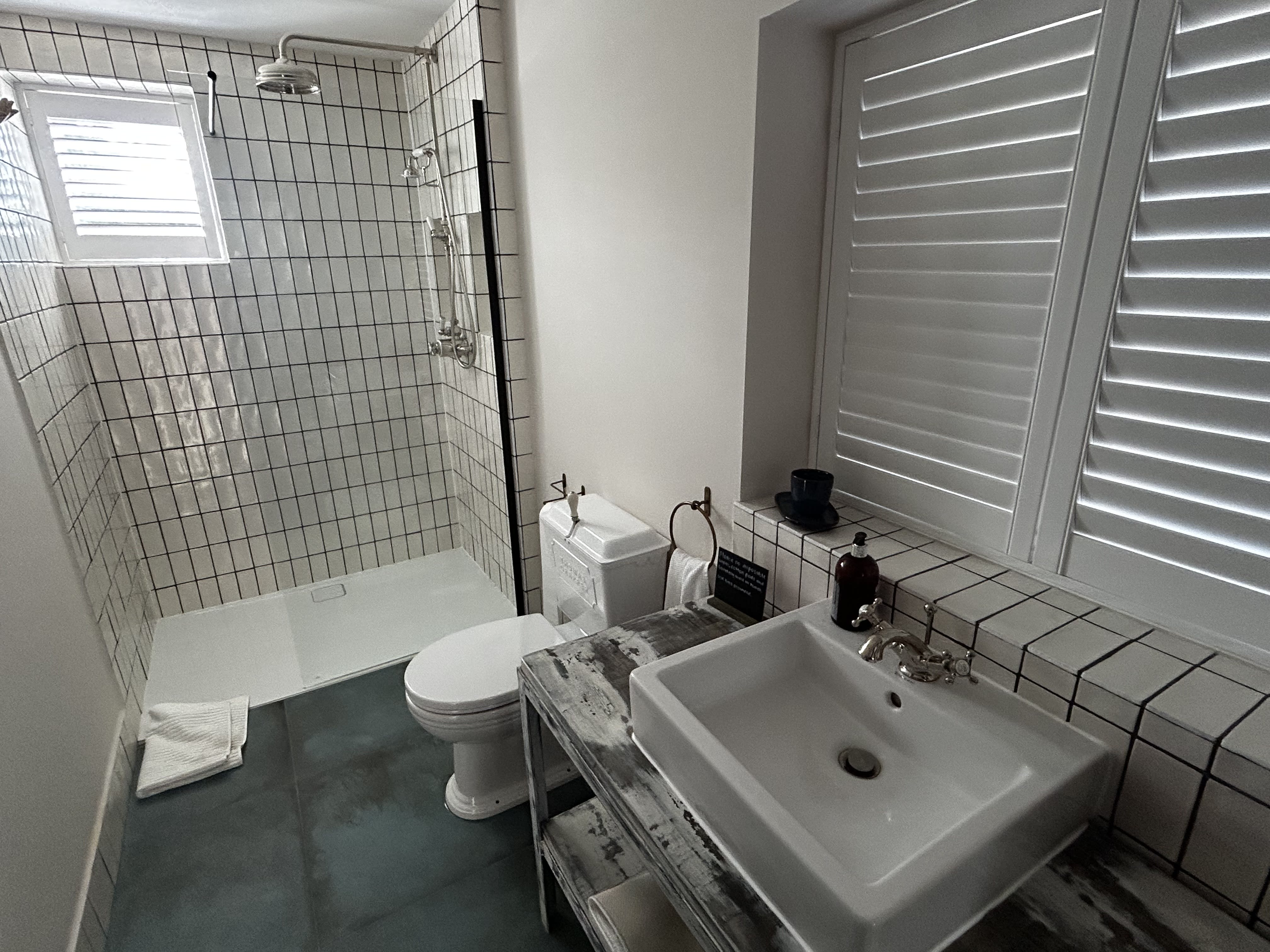 Guest Bathrooms at Weir House Sonning, Sonning-on-Thames, Berkshire — photo 4 of 4