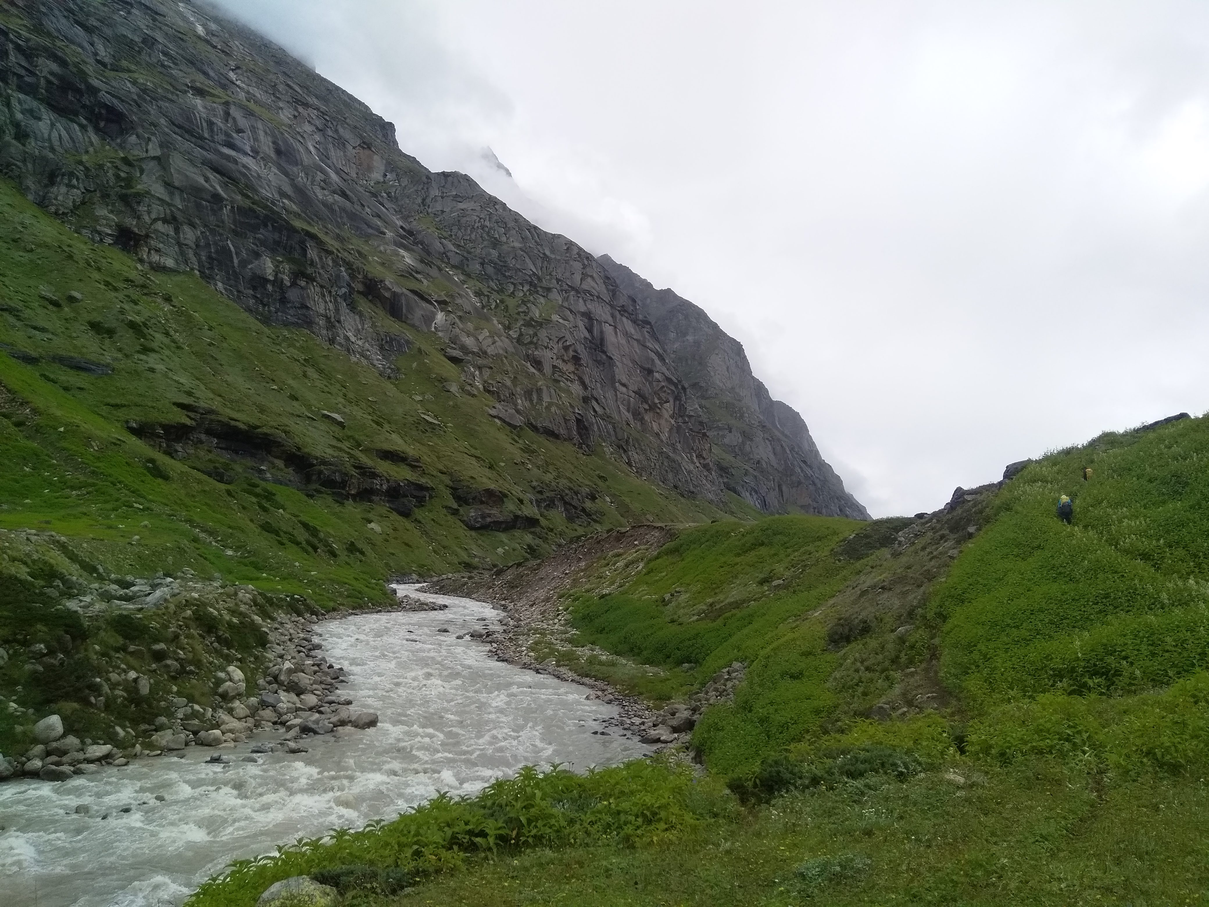 the Parvati river dominates the valley