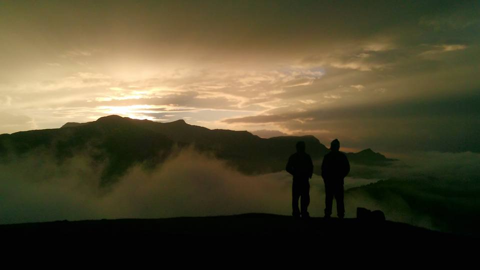 the amazing clouds & color display over the horizon at dusk in ali bedni bugyal trek