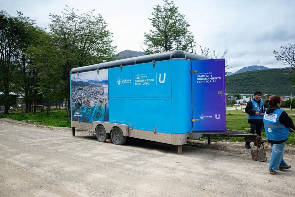 Ushuaia: El móvil de Hábitat acompaña a los vecinos y avanza en el proceso de regularización dominial