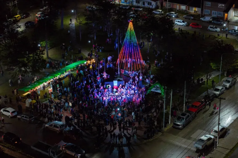 Tolhuin encendió su árbol de Navidad con una multitudinaria celebración en la Plaza Cívica Corazón de la Isla