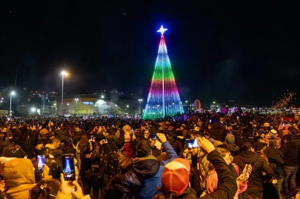 Ushuaia: Miles de vecinos y vecinas disfrutaron del encendido del Árbol Navideño