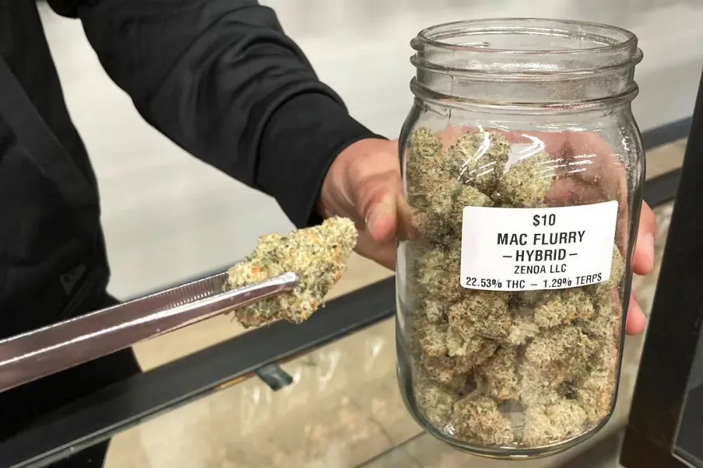 Estados Unidos: El Gobierno de Biden estudia reclasificar la marihuana como una droga menos dañina