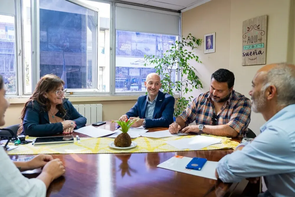 El Gobierno firmó un convenio con la UNTDF por el pago de servicios