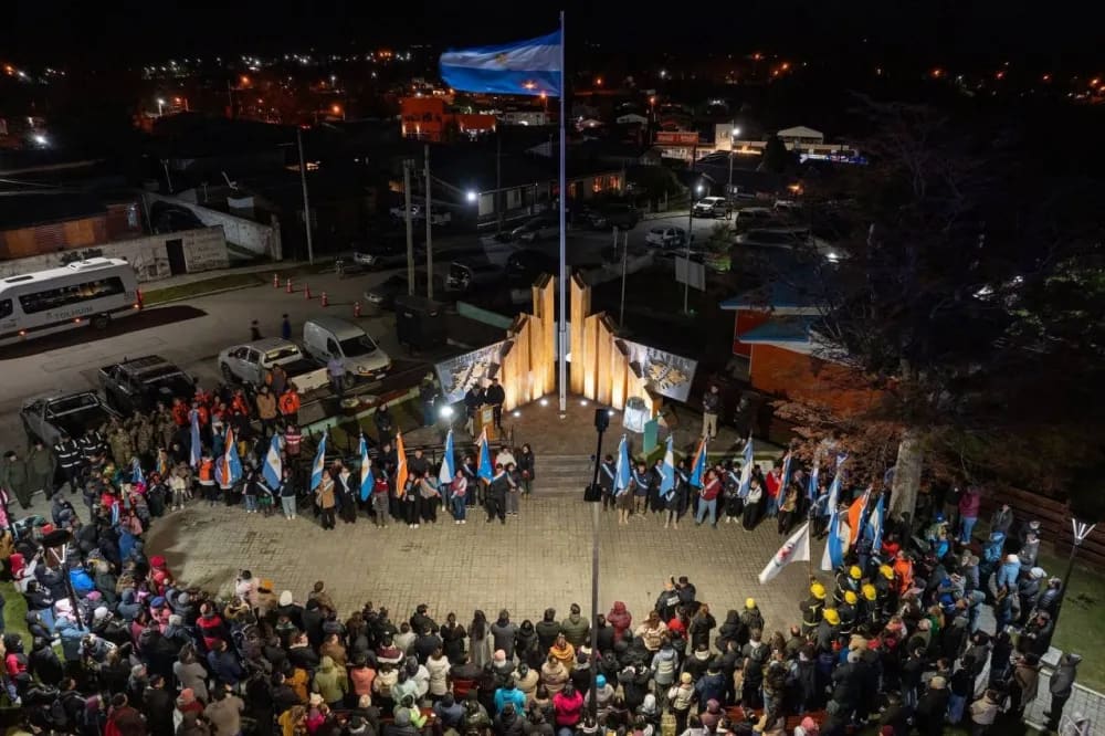 Tolhuin realizó la vigilia por Malvinas con participación comunitaria y mensajes de memoria y soberanía