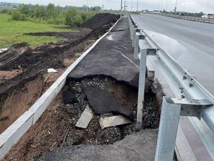 В Уфе размыло дорогу у путепровода за ₽1 млрд