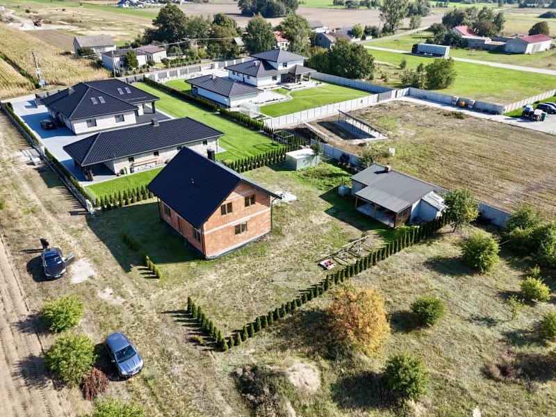 DOM JEDNORODZINNY W STANIE DEWELOPERSKIM – RUSIEC