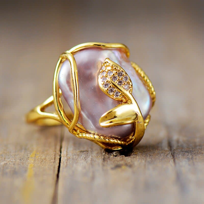Pearl of Pearl of the Camelia gold plated Ring