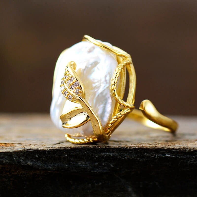 Pearl of Pearl of the Camelia gold plated Ring