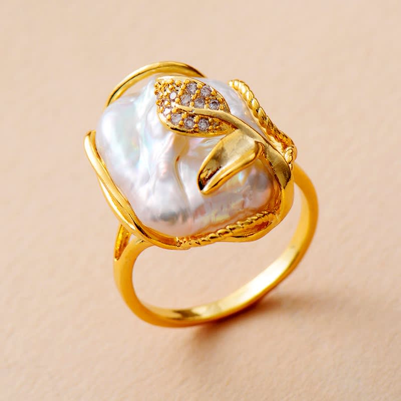 Pearl of Pearl of the Camelia gold plated Ring