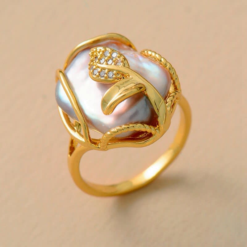 Pearl of Pearl of the Camelia gold plated Ring