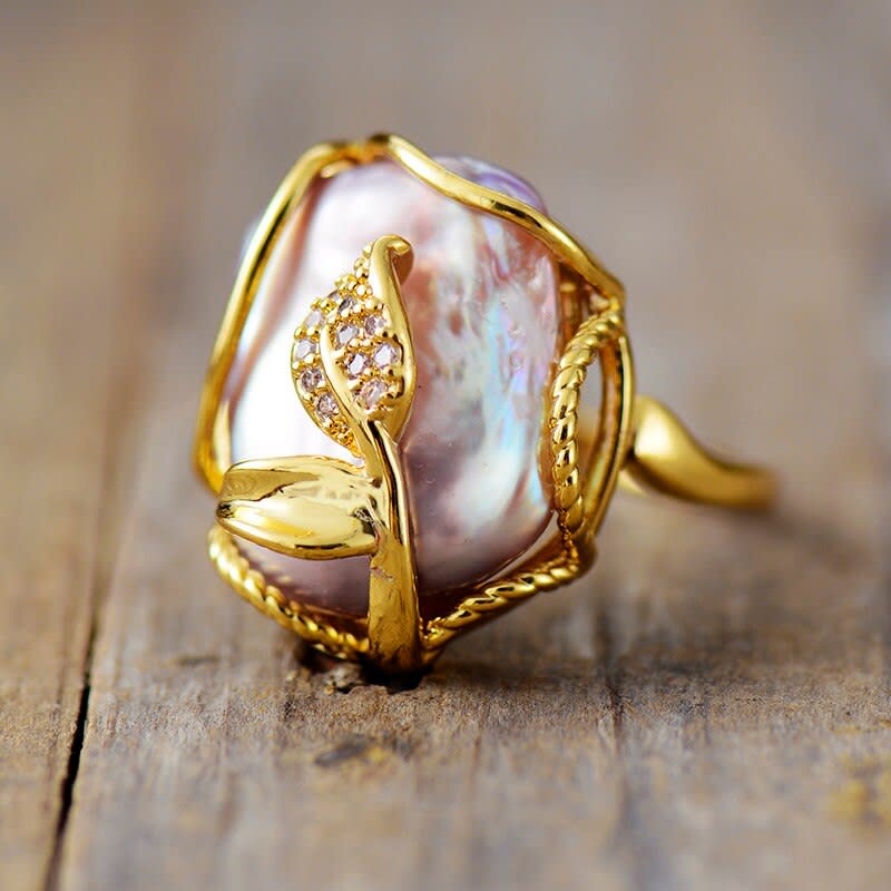 Pearl of Pearl of the Camelia gold plated Ring