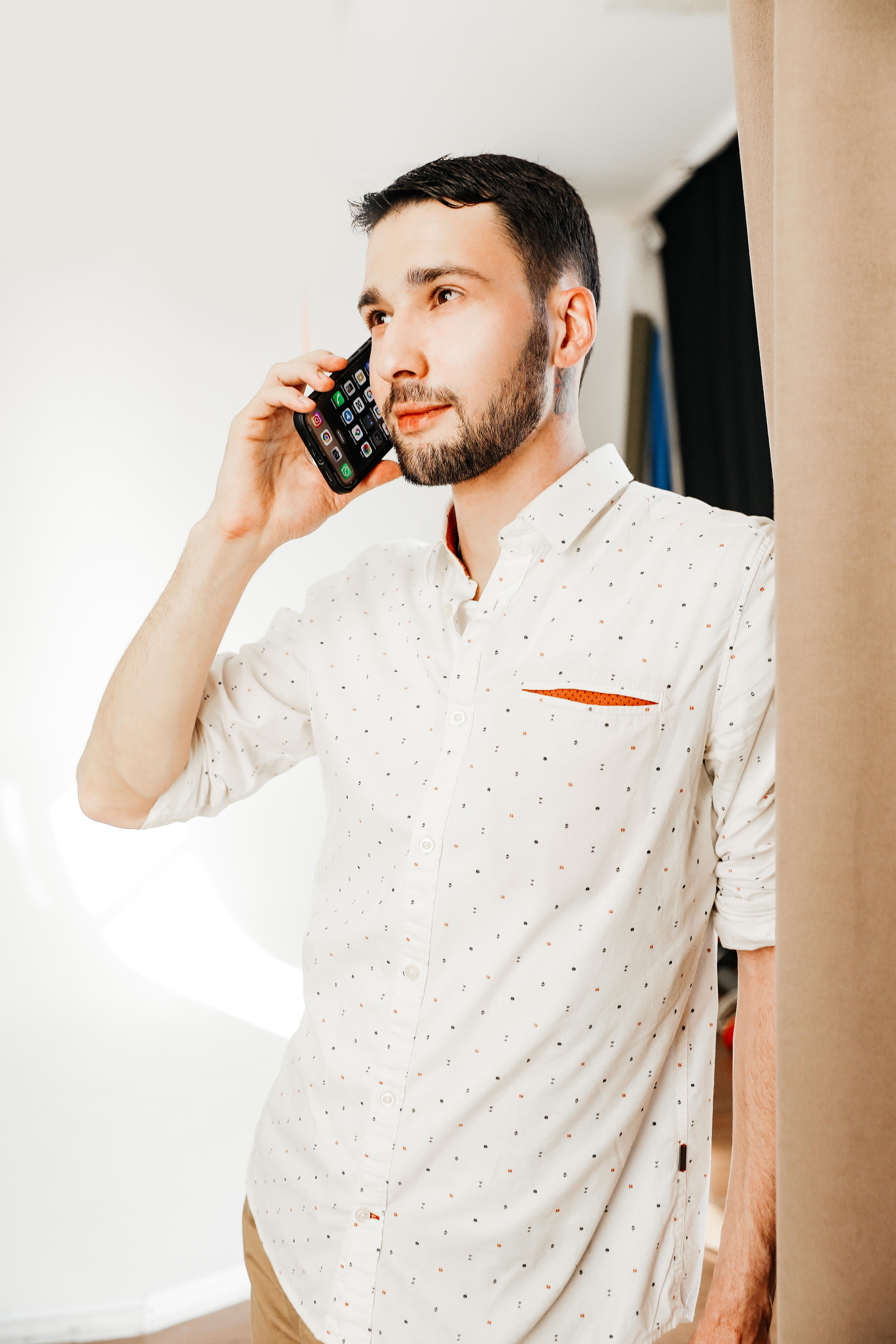 Даниэль с телефоном