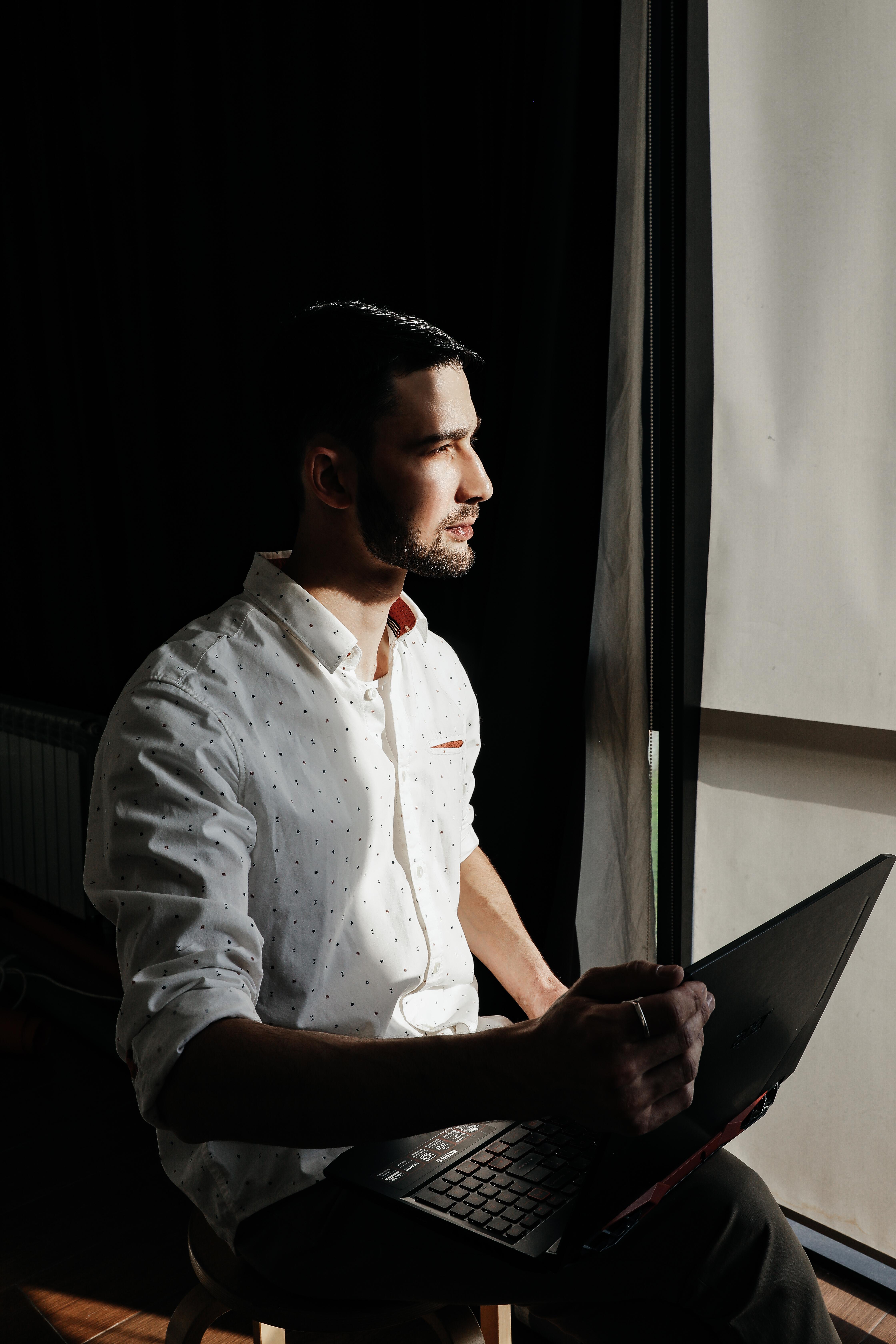 Даниэль с ноутбуком