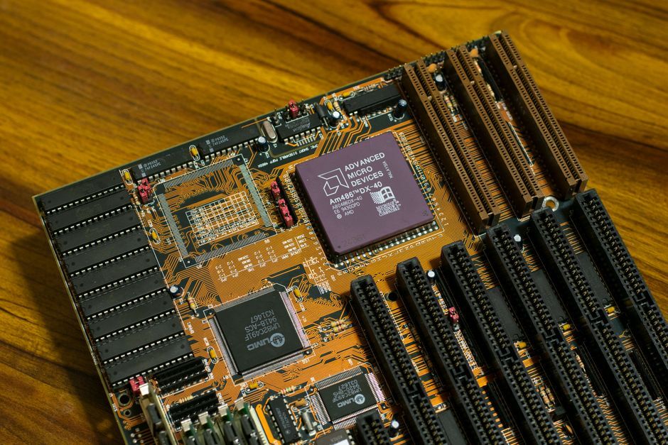 Close-up of a vintage AMD motherboard featuring the AM486 DX processor, showcasing retro computing technology.