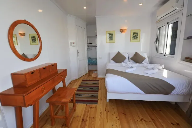 Dahabiya cabin bedroom