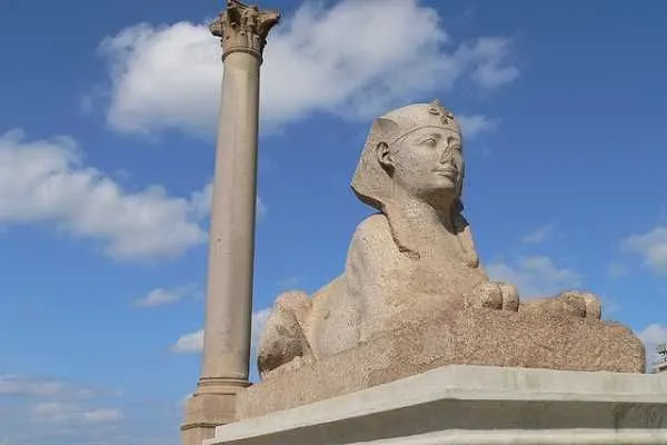 View of Pompey’s Pillar, one of Alexandria’s tallest ancient monuments, perfect for Alexandria day tours.