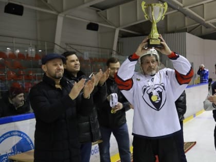 Хоккеистам курганского «Медведя» вручили кубок за победу в региональном чемпионате